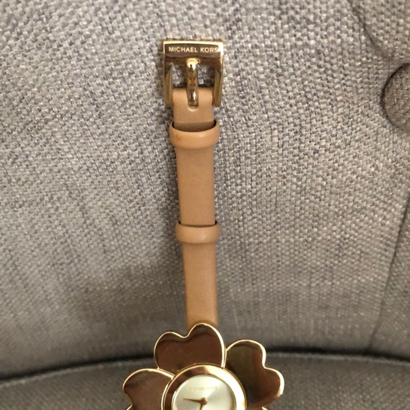 Michael Kors flower watch - Picture 7 of 8